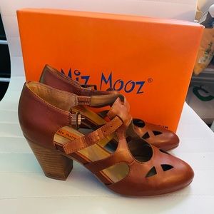 Tan block heel shoes Sz 9
